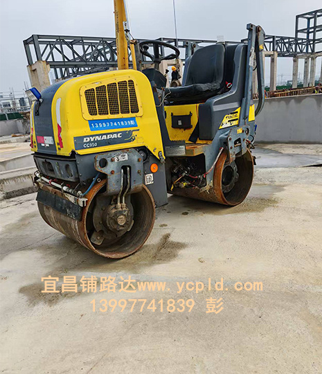 化工廠罐體底座瀝青攤鋪，罐